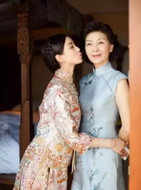 吳奇隆與岳母是同輩人!兩人僅相差2歲,岳母「修身旗袍」端莊大氣,照片顯年輕,網友:這聲「媽」根本叫不出口