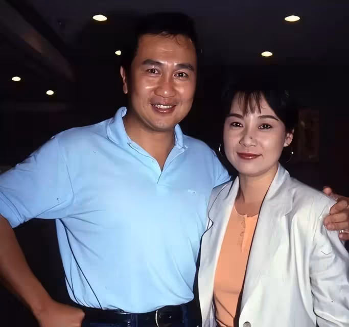 TVB知名老戲骨郭鋒自曝將退圈!70歲滿頭黑髪風采依舊,愛妻患疾離世5年,仍沒走出喪妻之痛