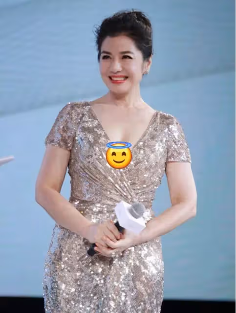 當38歲的張鈞甯和61歲鐘楚紅,穿同款亮片長裙,卻完全看不出年齡差,網友:氣質很重要