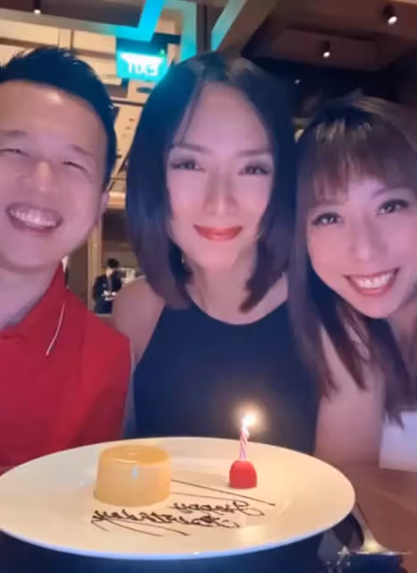 新加坡鄭秀珍曬出47歲生日照:滿面紅光笑容燦爛,一桌食物「相當高級」