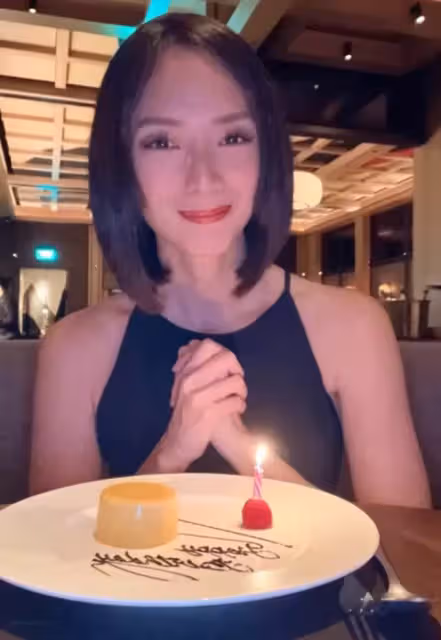 新加坡鄭秀珍曬出47歲生日照:滿面紅光笑容燦爛,一桌食物「相當高級」