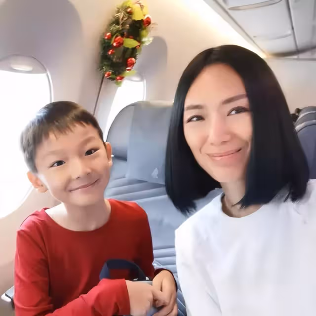 新加坡鄭秀珍曬出47歲生日照:滿面紅光笑容燦爛,一桌食物「相當高級」