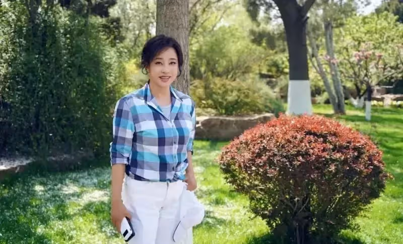 劉曉慶突破年齡限制!69歲挑戰學生裝,「格子衫+小白褲」看著像30歲