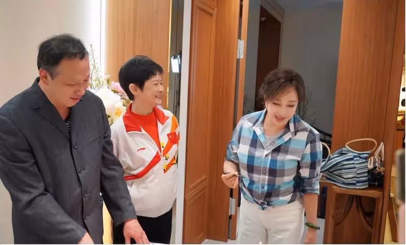 劉曉慶突破年齡限制!69歲挑戰學生裝,「格子衫+小白褲」看著像30歲