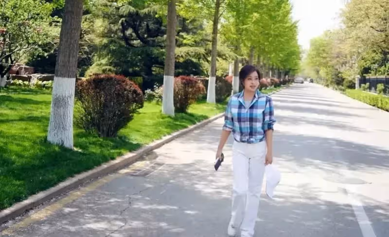 劉曉慶突破年齡限制!69歲挑戰學生裝,「格子衫+小白褲」看著像30歲