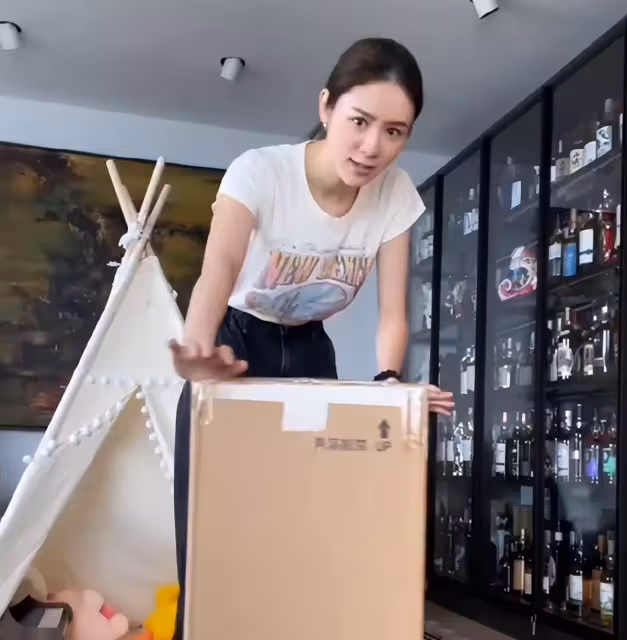 林峯夫婦豪宅陪女兒過六一,送萬元玩具熊太奢侈,滿墻名酒很搶鏡