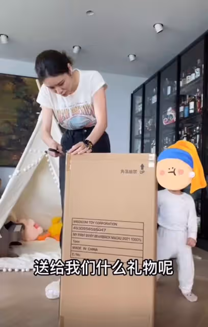 林峯夫婦豪宅陪女兒過六一,送萬元玩具熊太奢侈,滿墻名酒很搶鏡