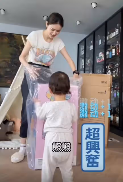林峯夫婦豪宅陪女兒過六一,送萬元玩具熊太奢侈,滿墻名酒很搶鏡