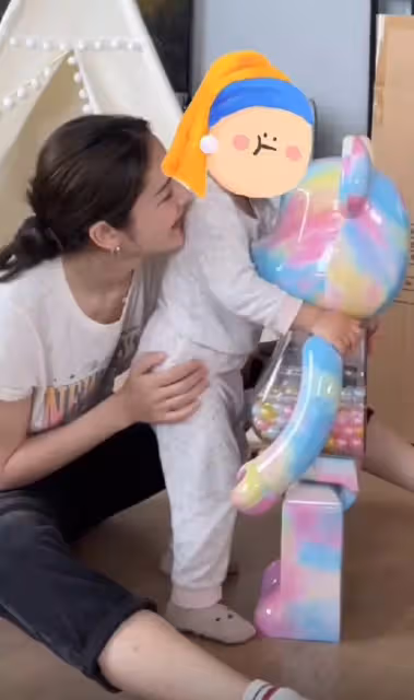 林峯夫婦豪宅陪女兒過六一,送萬元玩具熊太奢侈,滿墻名酒很搶鏡