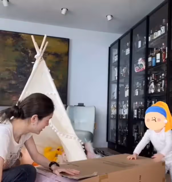 林峯夫婦豪宅陪女兒過六一,送萬元玩具熊太奢侈,滿墻名酒很搶鏡