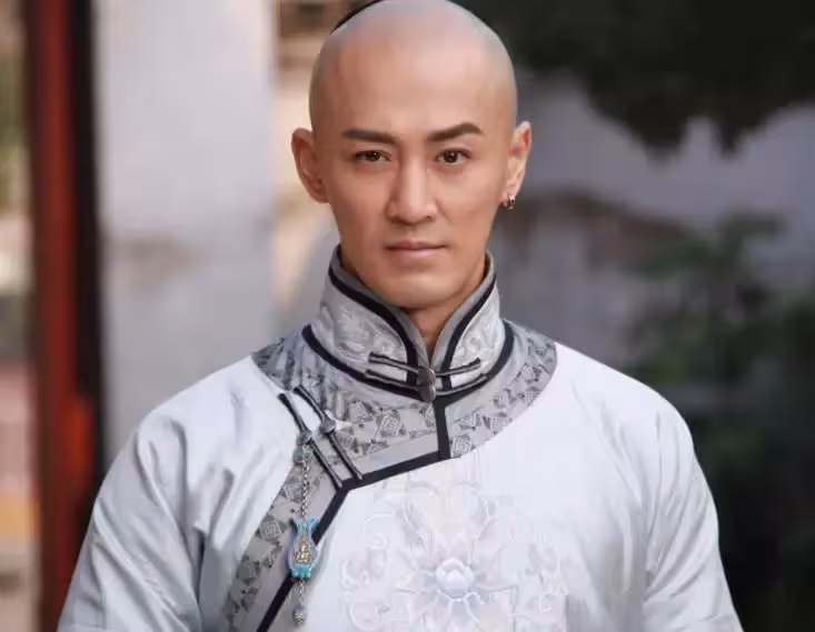 林峯夫婦豪宅陪女兒過六一,送萬元玩具熊太奢侈,滿墻名酒很搶鏡