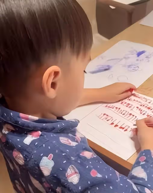 周杰倫為兒子慶祝5歲生日!一家人在日料店十分溫馨,ROMEO五官精緻儼然一副「正太模樣」,三寶媽昆凌顏值太驚艷