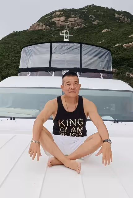 TVB戲骨吳毅將夫婦包豪華遊艇出海！60歲身材健碩手臂肌肉搶鏡，港姐妻子穿短褲秀美腿，58歲風韻猶存