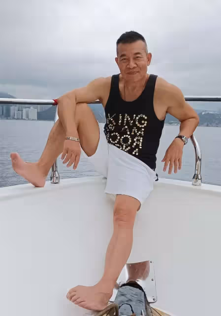 TVB戲骨吳毅將夫婦包豪華遊艇出海！60歲身材健碩手臂肌肉搶鏡，港姐妻子穿短褲秀美腿，58歲風韻猶存
