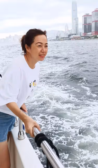 TVB戲骨吳毅將夫婦包豪華遊艇出海！60歲身材健碩手臂肌肉搶鏡，港姐妻子穿短褲秀美腿，58歲風韻猶存