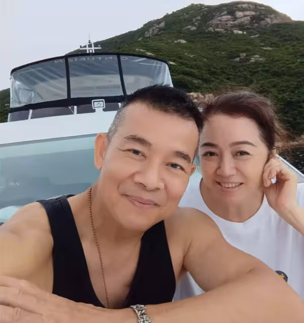TVB戲骨吳毅將夫婦包豪華遊艇出海！60歲身材健碩手臂肌肉搶鏡，港姐妻子穿短褲秀美腿，58歲風韻猶存