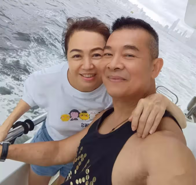 TVB戲骨吳毅將夫婦包豪華遊艇出海！60歲身材健碩手臂肌肉搶鏡，港姐妻子穿短褲秀美腿，58歲風韻猶存