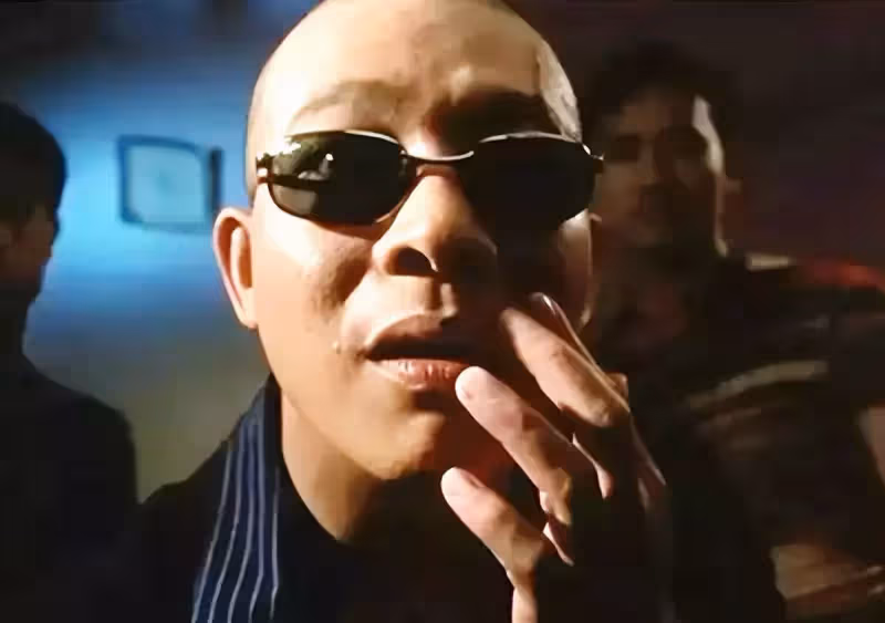 TVB戲骨吳毅將夫婦包豪華遊艇出海!60歲身材健碩手臂肌肉搶鏡,港姐妻子穿短褲秀美腿,58歲風韻猶存