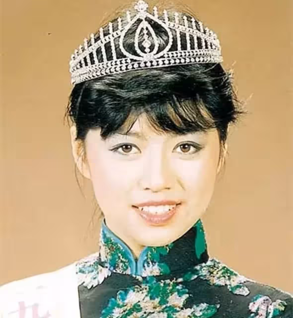 TVB戲骨吳毅將夫婦包豪華遊艇出海!60歲身材健碩手臂肌肉搶鏡,港姐妻子穿短褲秀美腿,58歲風韻猶存