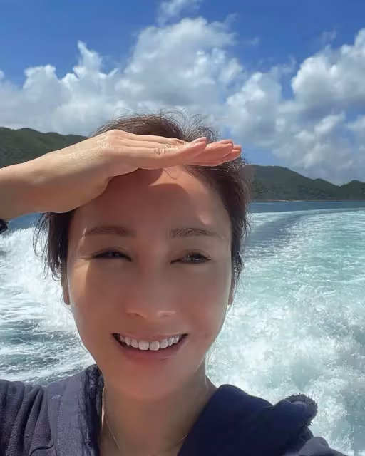 50歲黎姿從上海回香港,坐遊艇曬素顏自拍,五官被指撞臉李嘉欣
