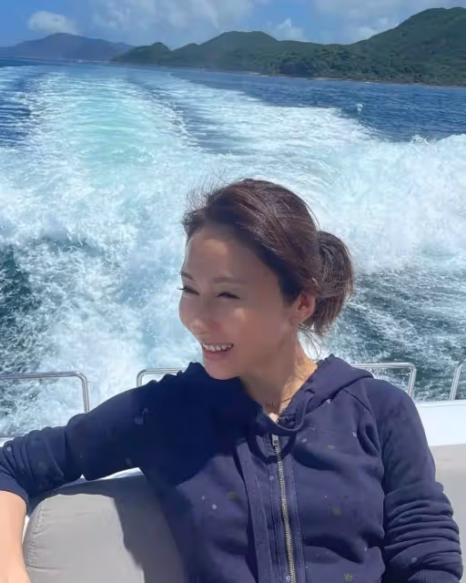 50歲黎姿從上海回香港,坐遊艇曬素顏自拍,五官被指撞臉李嘉欣