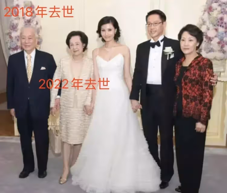 50歲黎姿從上海回香港,坐遊艇曬素顏自拍,五官被指撞臉李嘉欣