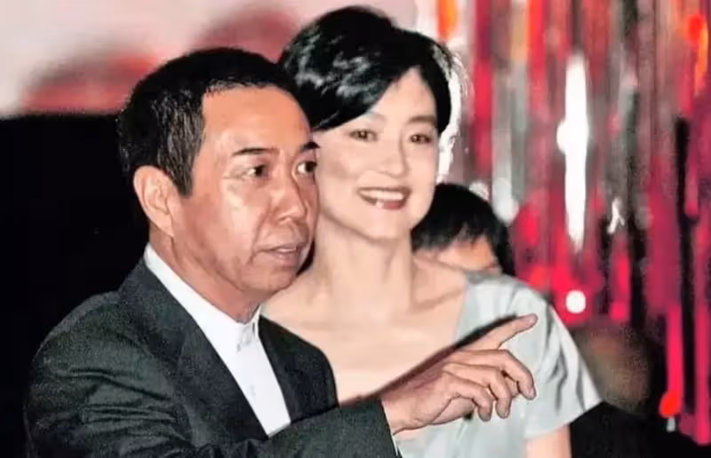 林青霞曝婚姻家庭狀況!在香港住宅區陪5歲孫女打麻將,老公邢李㷧一旁助陣,風趣幽默狂秀恩愛:淡圈多年狀態不輸往昔