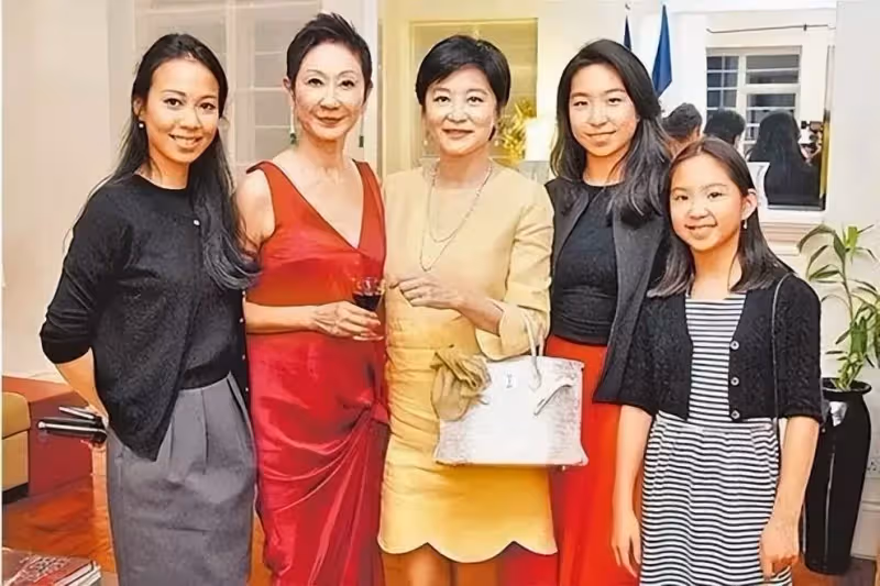 林青霞曝婚姻家庭狀況!在香港住宅區陪5歲孫女打麻將,老公邢李㷧一旁助陣,風趣幽默狂秀恩愛:淡圈多年狀態不輸往昔
