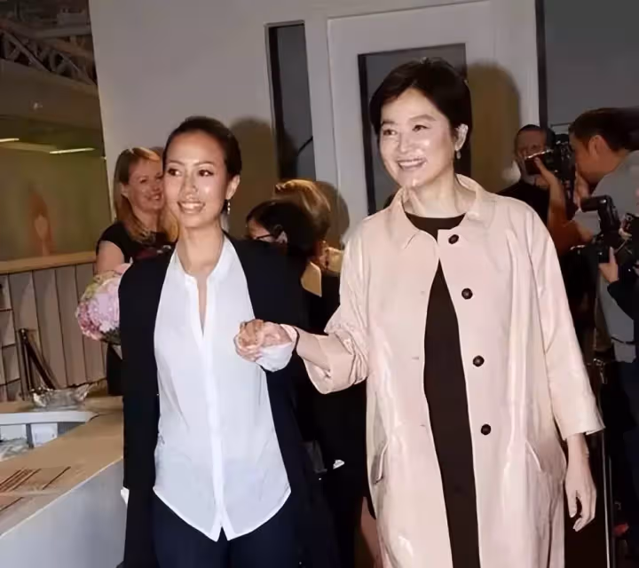 林青霞曝婚姻家庭狀況!在香港住宅區陪5歲孫女打麻將,老公邢李㷧一旁助陣,風趣幽默狂秀恩愛:淡圈多年狀態不輸往昔