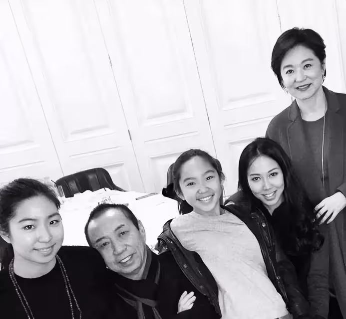 林青霞曝婚姻家庭狀況!在香港住宅區陪5歲孫女打麻將,老公邢李㷧一旁助陣,風趣幽默狂秀恩愛:淡圈多年狀態不輸往昔