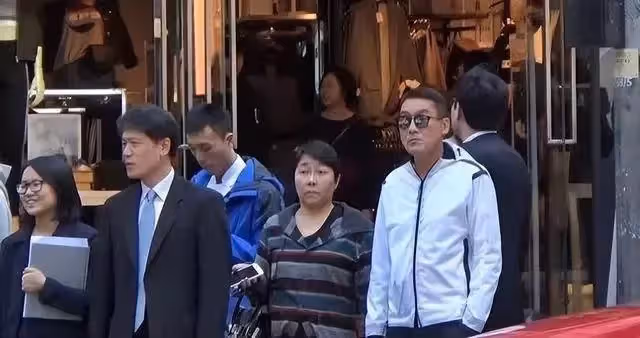 梁家輝妻子太顯老,多次被吐槽又老又土不般配,但他對老婆寵愛如初:幾十年感情不變