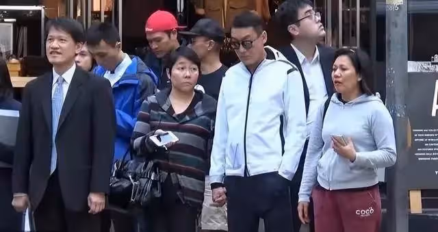 梁家輝妻子太顯老,多次被吐槽又老又土不般配,但他對老婆寵愛如初:幾十年感情不變