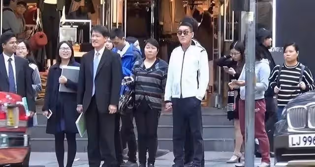 梁家輝妻子太顯老,多次被吐槽又老又土不般配,但他對老婆寵愛如初:幾十年感情不變