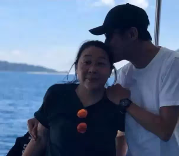 梁家輝妻子太顯老,多次被吐槽又老又土不般配,但他對老婆寵愛如初:幾十年感情不變