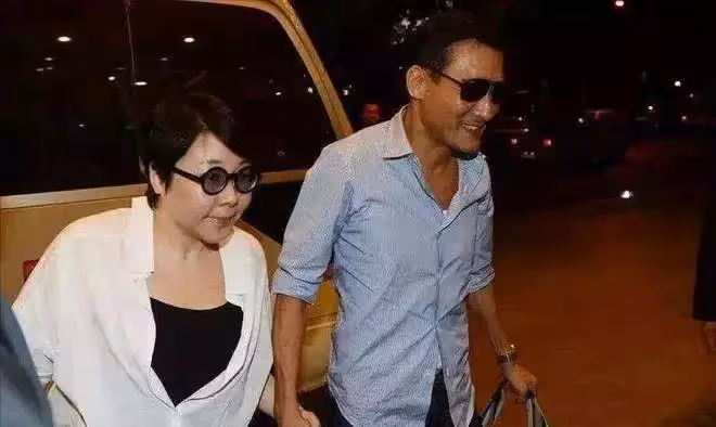 梁家輝妻子太顯老,多次被吐槽又老又土不般配,但他對老婆寵愛如初:幾十年感情不變