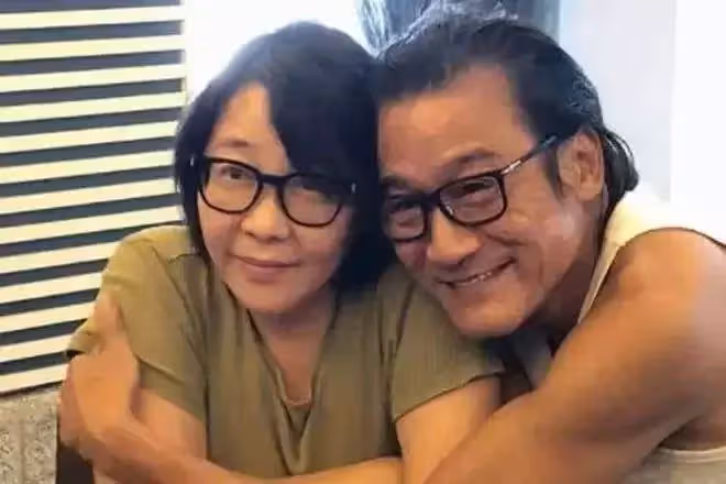梁家輝妻子太顯老,多次被吐槽又老又土不般配,但他對老婆寵愛如初:幾十年感情不變