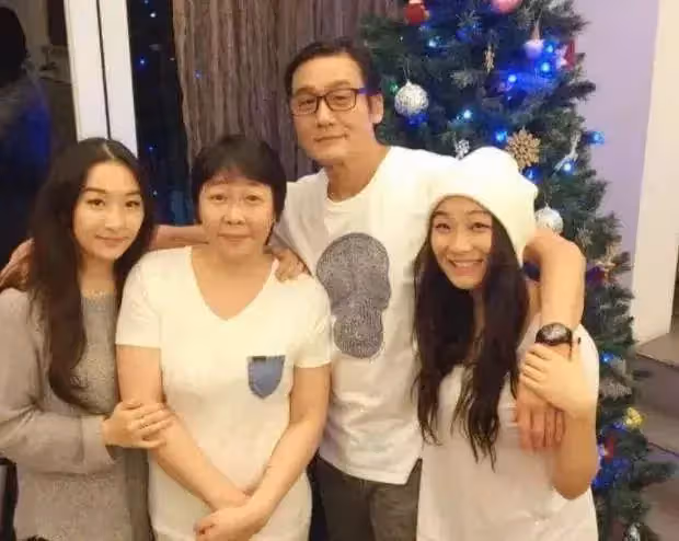 梁家輝妻子太顯老,多次被吐槽又老又土不般配,但他對老婆寵愛如初:幾十年感情不變