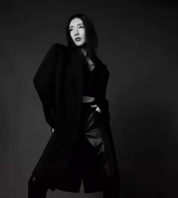 知性江疏影和硬朗楊洋CP感太強,同框寫真很親密,顛覆想像的時尚_黑色_Seven_感覺