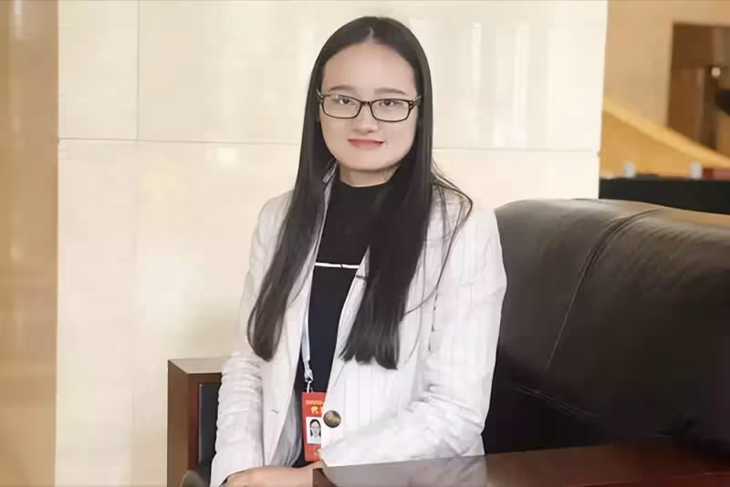 女棄嬰逆天改命成名校博士，帶八旬癡呆養母求學，不忘養育之恩感動眾人：孝順的女孩才最美!