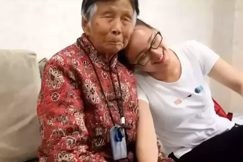 女棄嬰逆天改命成名校博士，帶八旬癡呆養母求學，不忘養育之恩感動眾人：孝順的女孩才最美!