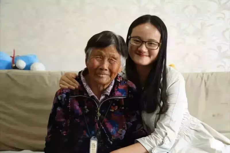 女棄嬰逆天改命成名校博士，帶八旬癡呆養母求學，不忘養育之恩感動眾人：孝順的女孩才最美!