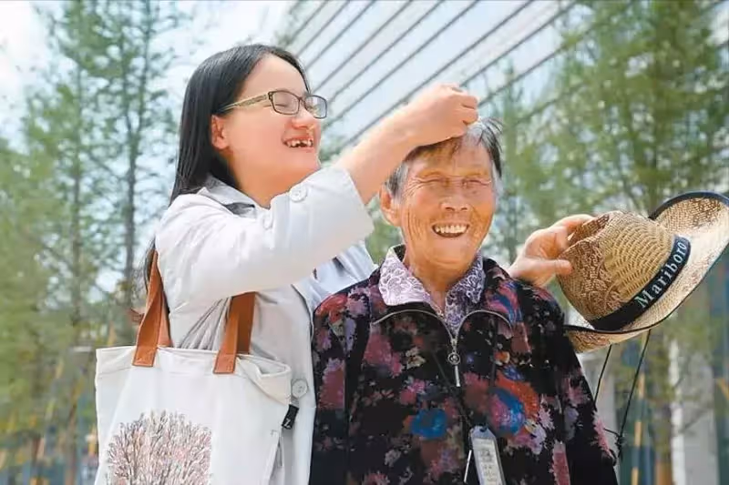 女棄嬰逆天改命成名校博士,帶八旬癡呆養母求學,不忘養育之恩感動眾人:孝順的女孩才最美!