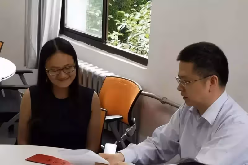 女棄嬰逆天改命成名校博士,帶八旬癡呆養母求學,不忘養育之恩感動眾人:孝順的女孩才最美!
