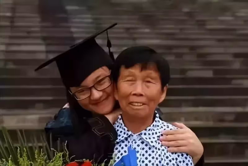 女棄嬰逆天改命成名校博士,帶八旬癡呆養母求學,不忘養育之恩感動眾人:孝順的女孩才最美!