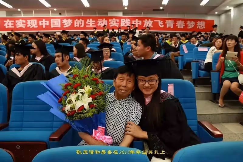 女棄嬰逆天改命成名校博士,帶八旬癡呆養母求學,不忘養育之恩感動眾人:孝順的女孩才最美!