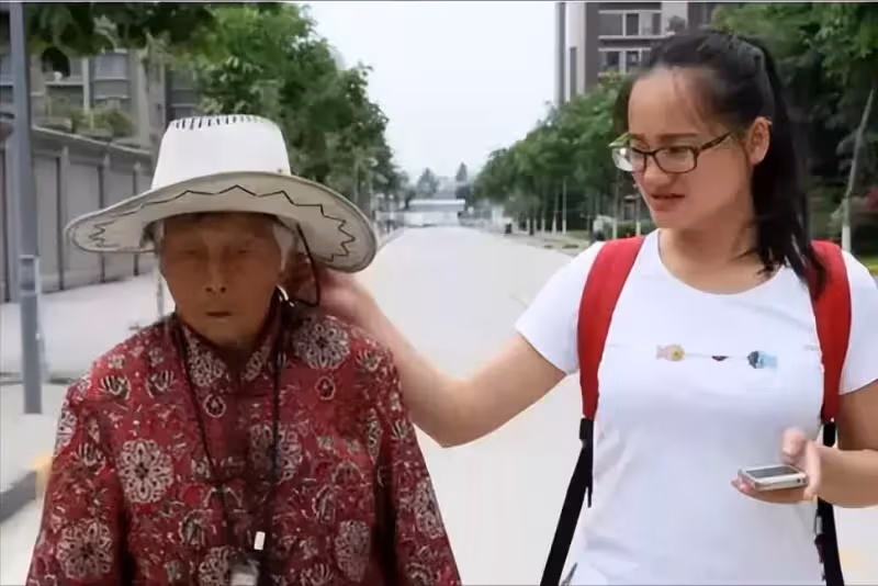 女棄嬰逆天改命成名校博士,帶八旬癡呆養母求學,不忘養育之恩感動眾人:孝順的女孩才最美!