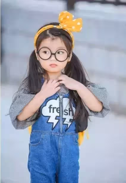 5歲出道年賺百萬!哭著說要「養弟弟」的阿拉蕾,如今褪去嬰兒肥,濃眉大眼美成高級臉~