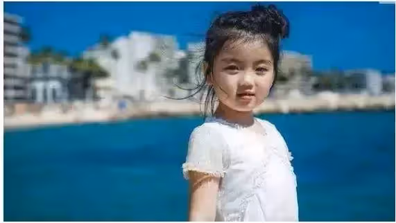 5歲出道年賺百萬!哭著說要「養弟弟」的阿拉蕾,如今褪去嬰兒肥,濃眉大眼美成高級臉~
