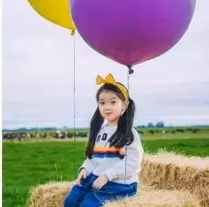 5歲出道年賺百萬!哭著說要「養弟弟」的阿拉蕾,如今褪去嬰兒肥,濃眉大眼美成高級臉~