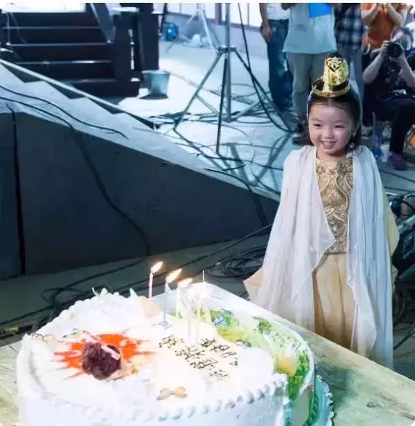 5歲出道年賺百萬!哭著說要「養弟弟」的阿拉蕾,如今褪去嬰兒肥,濃眉大眼美成高級臉~